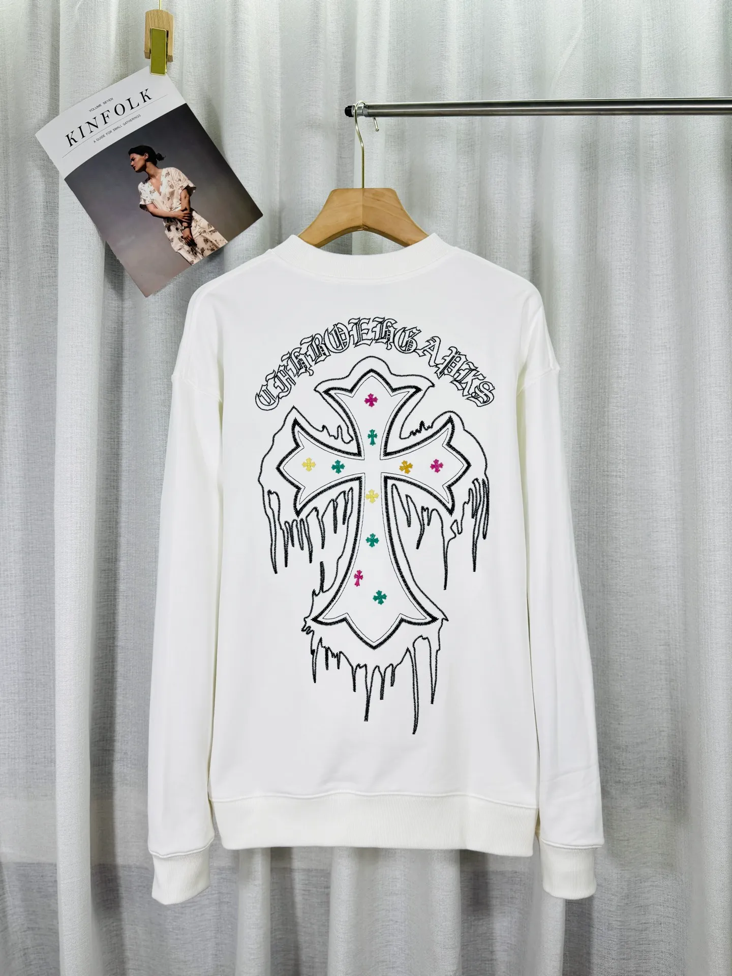P260 top version, real shot without P, ​​different from market currency) 𝗖𝗵𝗿𝗼𝗺𝗲 𝗛𝗲𝗮𝗿𝘁𝘀/Cro Heart 2025 washed patch embroidery autumn and winter new original single counter American laser burnt 3D three-dimensional color embroidered couple casual sweatshirt 👑The highest version! Customized fabric 430g tripe terry fabric! American acid-washed and distressed original fabric laser burnt ✟appliqué embroidery and exquisite embroidery of letters! The best-selling model in the counter, very comfortable to wear. Accessories: original molded and authenticated collar label➕100% silk wash label. Genuine purchase-grade original hangtag➕matching hanging rope➕3D hanging beads➕original packaging bag. Craftsmanship: The original version has consistent wiring! The highest version of the armhole matching technique! Color: White Black Size: S M L XL Style Number: 25-355